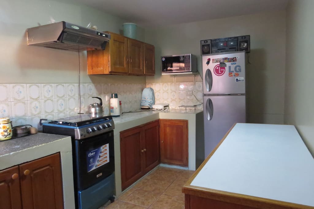 Kitchen - Has freeze , blender,microwave,gas stove, air extractor, silver ware, cook ware and crockery / Cocina-Tiene refrigeradora,licuadora,micro-onda,cocina a gas, extractor de aire,cuberteria,utensilios de cocina y vajillas.