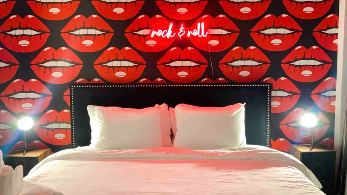 Vaš bračni krevet (180x200) u sobi za rock and roll! 
Kupaonica spojena sa sobom. 

Želite li vidjeti više? Pratite nas na @ MusicHallNash_Airbnb! 