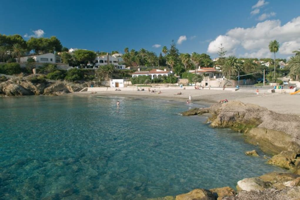 Playa de la fustera a 4 minutos en coche.
