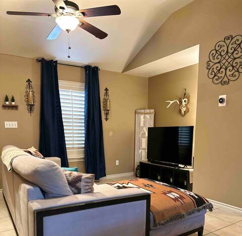 Western Style - 2 bed/1 bath (RATED 5 STARS)