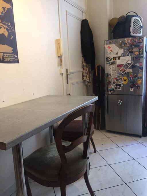Grande table pour repas à 3 (ou à 15 mais très serrés)