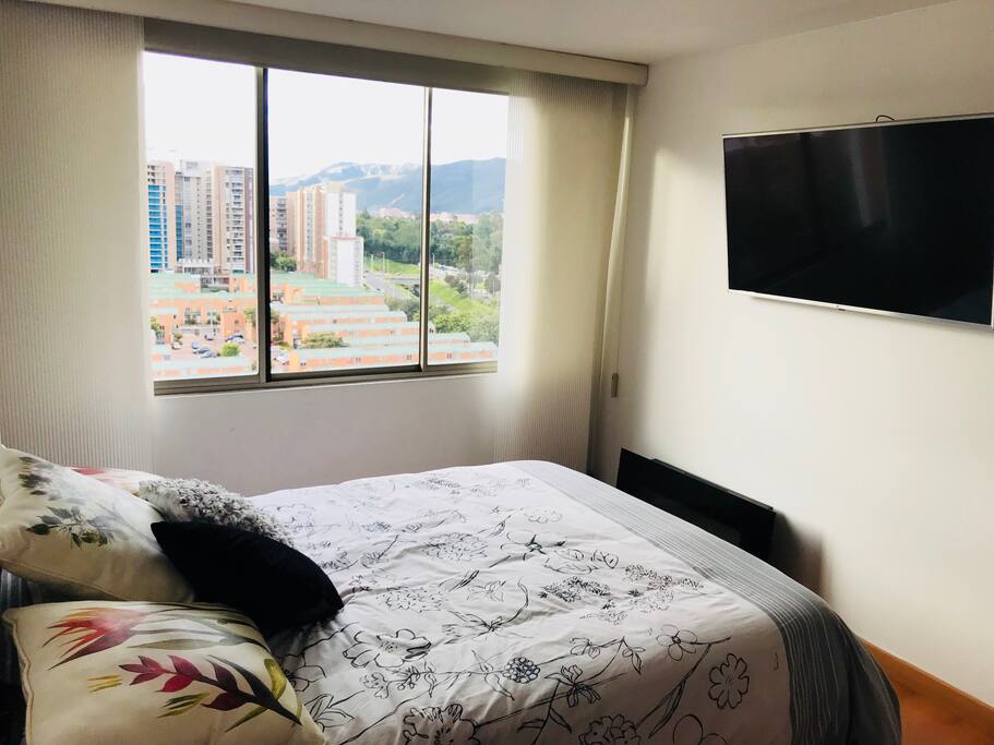 Habitación en Piso 15, muy iluminada con una excelente vista a los cerros orientales de Bogotá