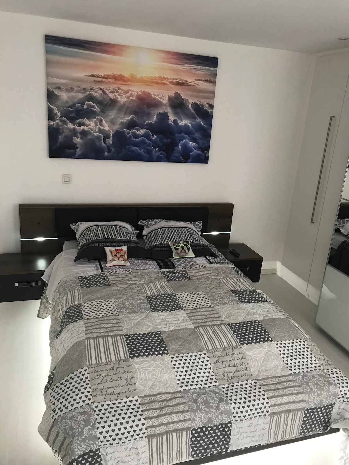 تتكون غرفة النوم من سرير مشرق لشخصين وغرفة ملابس وتلفزيون. النوافذ مجهزة بستائر.