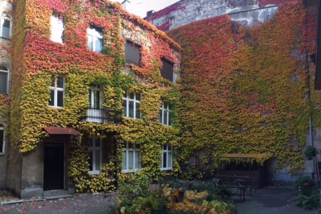 Dziedziniec.
Courtyard.
