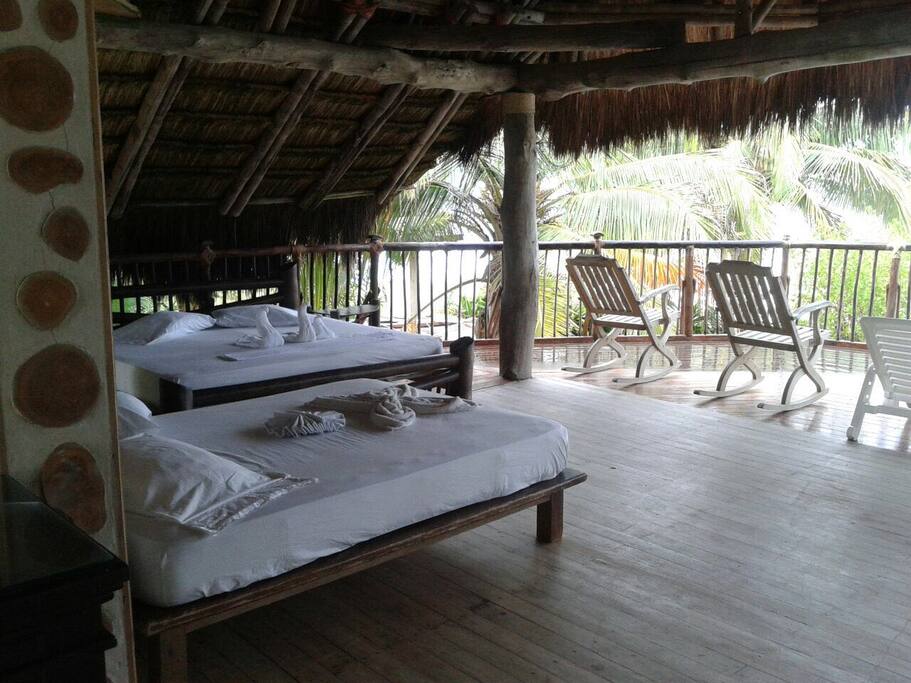 Habitación sin puerta y con vista al mar