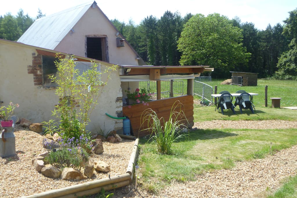 Le patio avec la cuisine d'été et la douche