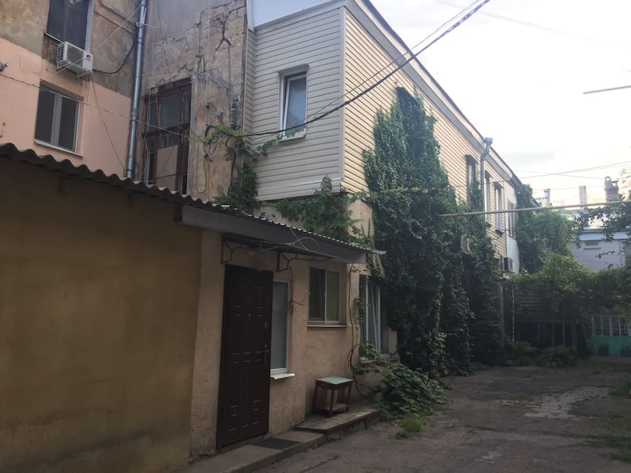 Beautiful yard and the fasade of the appartment