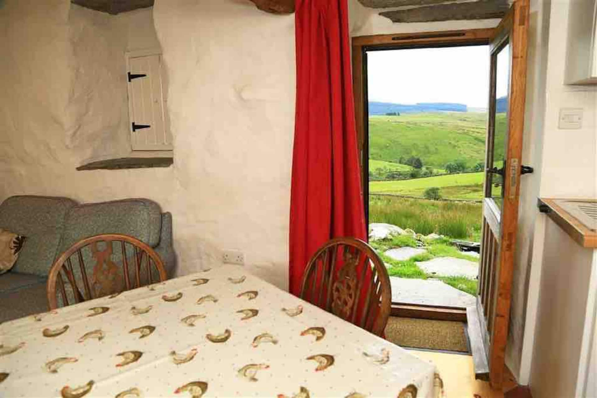 Romantic retreat, pet friendly stunning views wifi — photo 5