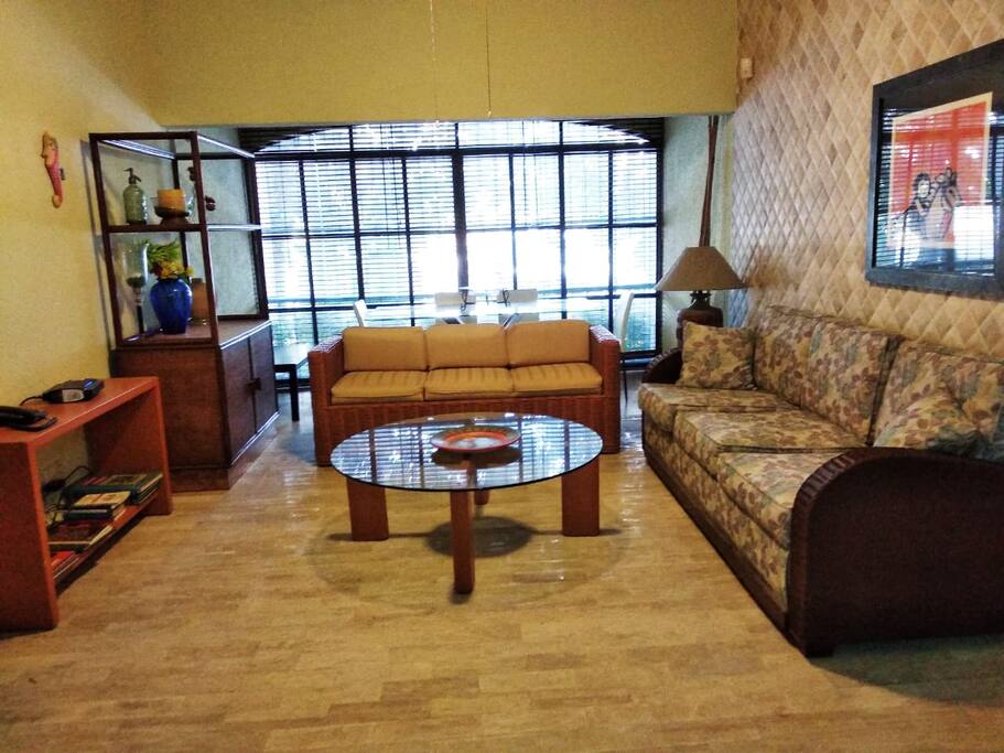 -Sala de estar con dos sofas grandes.
-Living room with 2 large sofas.
