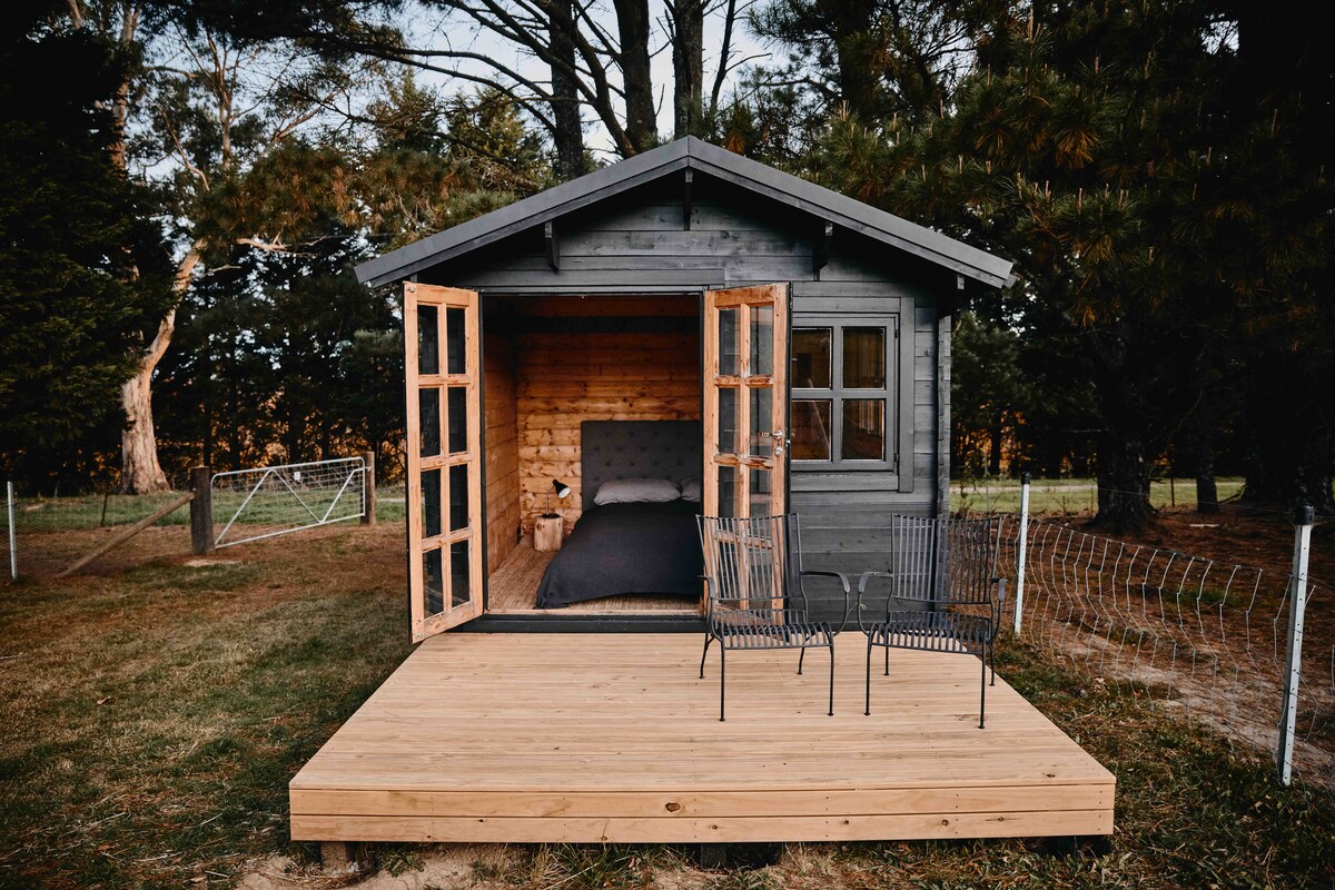 CABIN —  you get the cabin as part of your stay experience when booking for 15 or more people. Just let us know before you book. It has a queen bed but no toilet  (toilet & shower is in the main house). Please note — It is a 40m walk from the house.