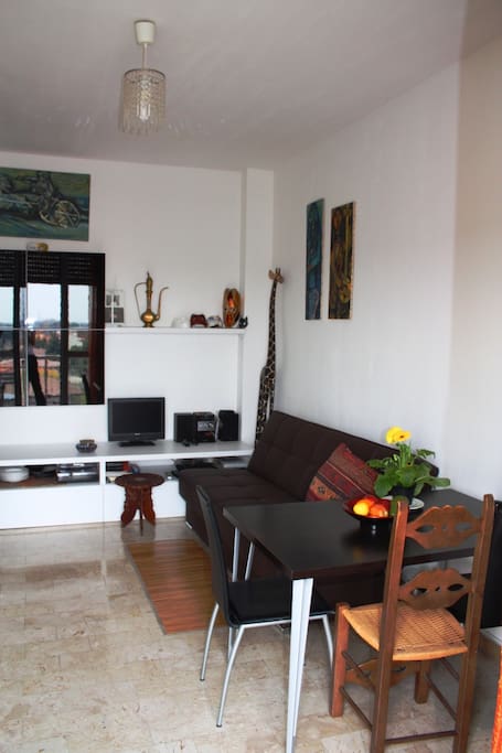 Soggiorno con cucina a vista e balcone