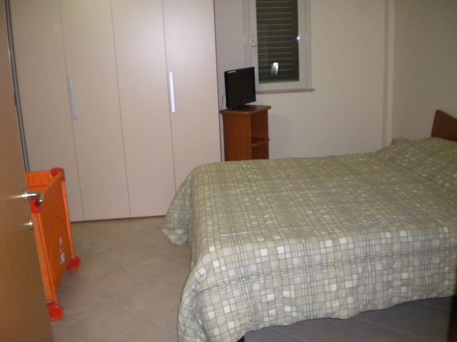 Camera da letto a 2 piazze con lettino da campeggio