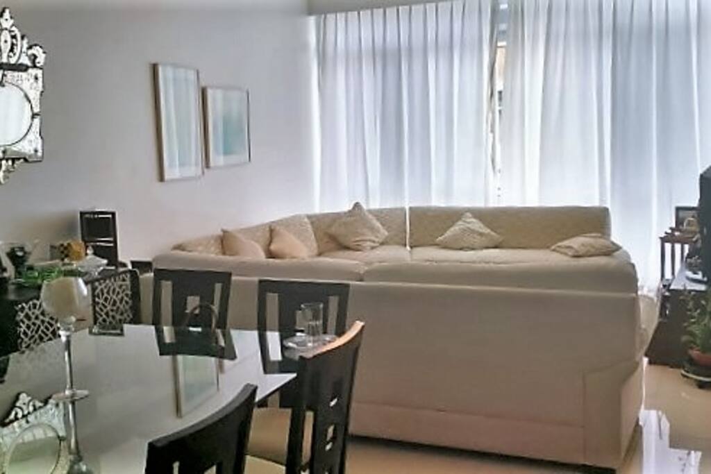 Sala em formato retangular com 40m², com Tv, Blueray, Notebook e Wifi.