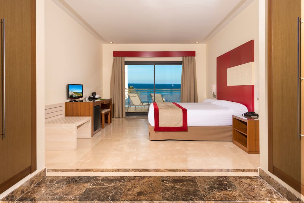 Main bedroom, with direct access at the terrace