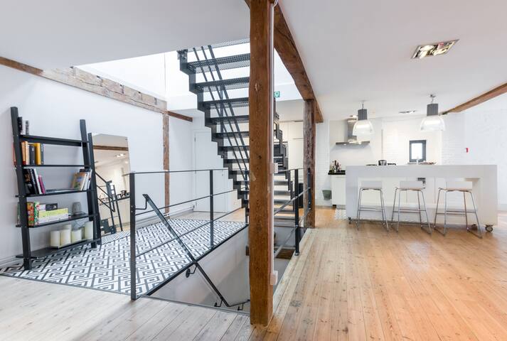 Big trendy loft, free parking, nearby city centre gallery image 3