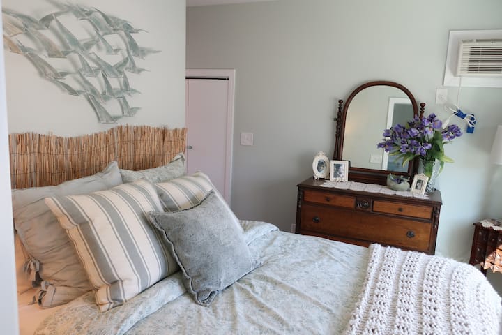 BR al piano superiore, 1 cassettiera queen-size, comodino. TV