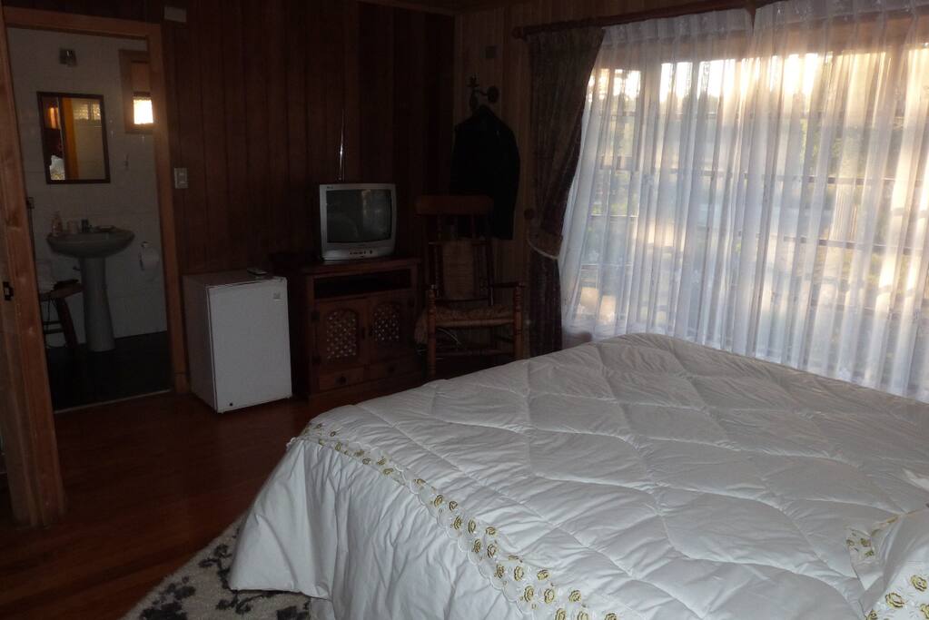 Dormitorio con baño privado.