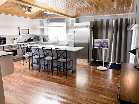 Spacious Grand Marais Cabin w/ Hot Tub & Deck