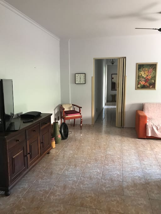 Sala espaçosa e arejada