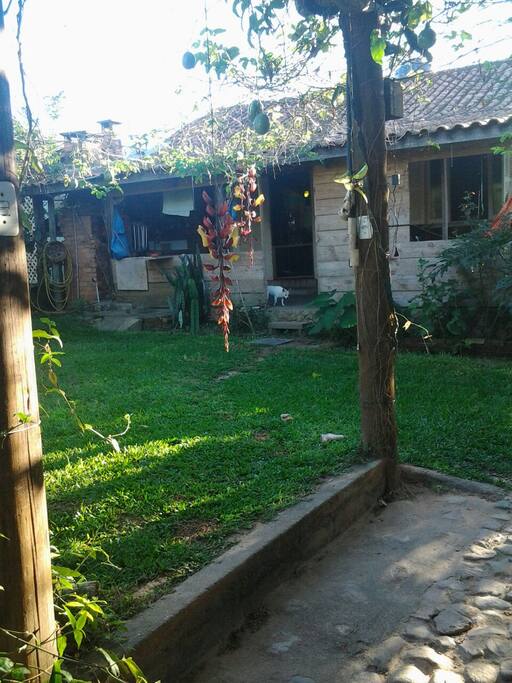 Pátio e vista frontal da casa