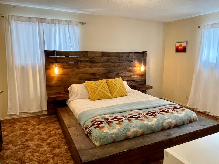 ห้องนอนชั้นบน (เตียงคิงไซส์)