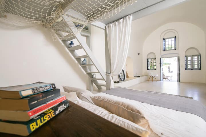 Das Einbau-Kingsize-Bett mit Blick auf den Garten