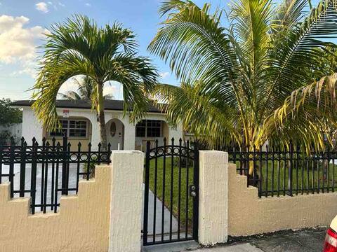 Tropical & Cozy House near Hard Rock Stadium