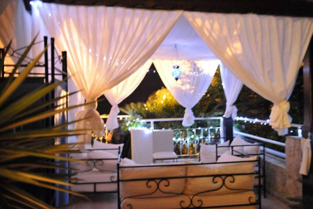 Manzarali has two balconies - the side balcony features a romantic pergoda dressed with soft, white nets and fairy lights for evening sundowners or shade in the afternoon with sea view