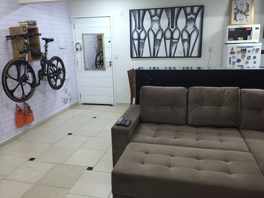 Sofá-cama KING SINZE (2.00 x 2.20 metros) ultra confortável. Decoração "urban arts". Bicicleta Land Rover decorativa (locação à combinar).