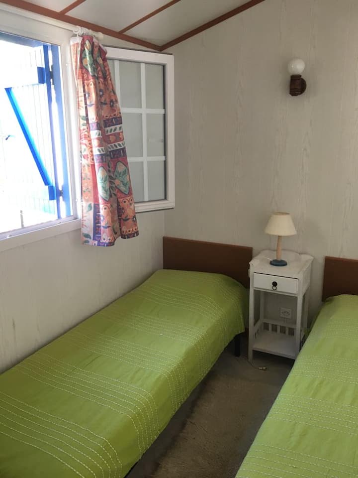 Chumba cha kulala chenye vitanda viwili vya mtu mmoja