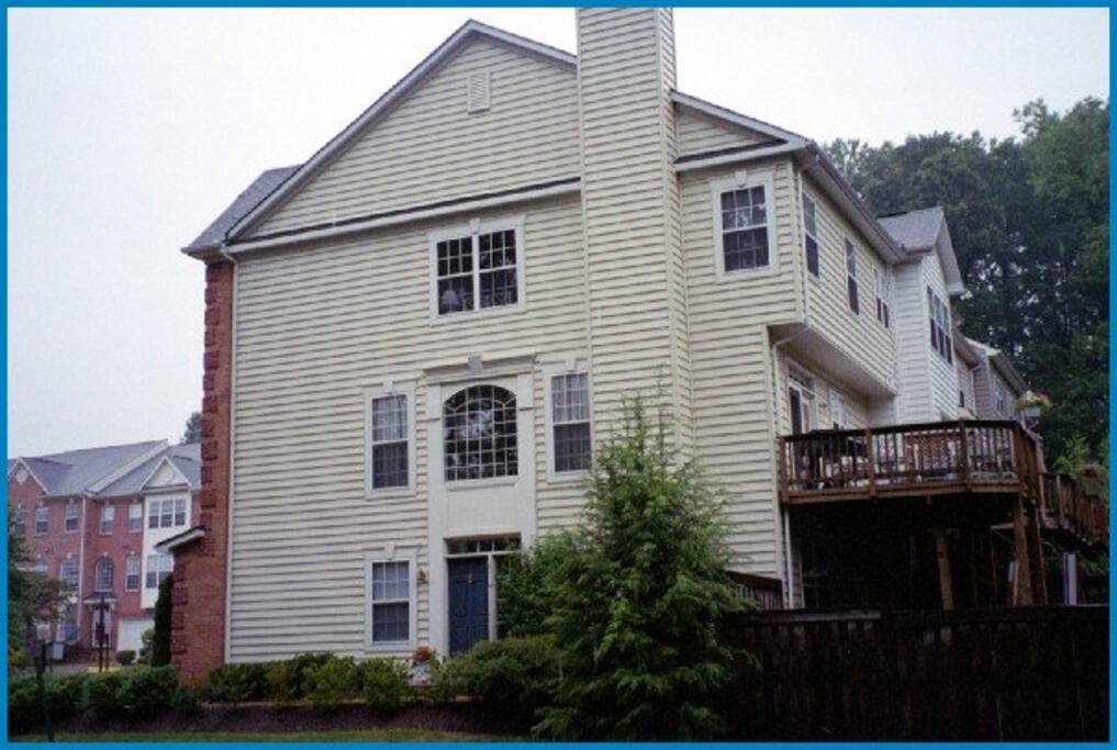 Lots of natural light in this well-maintained end-unit townhouse,