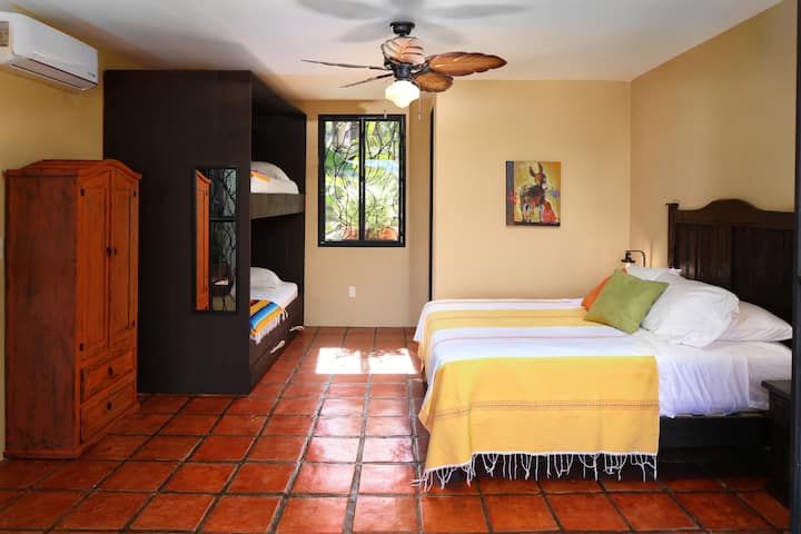 Dormitorio del segundo piso (cama queen y litera con medio baño)
