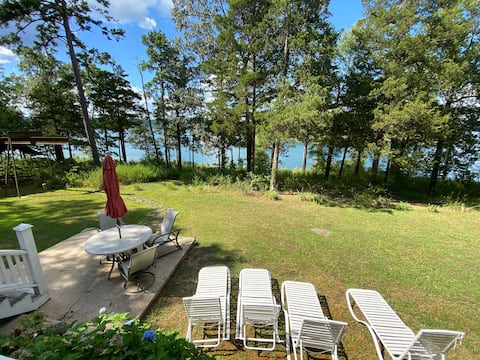 Flo’s Lakefront Getaway...right on the water