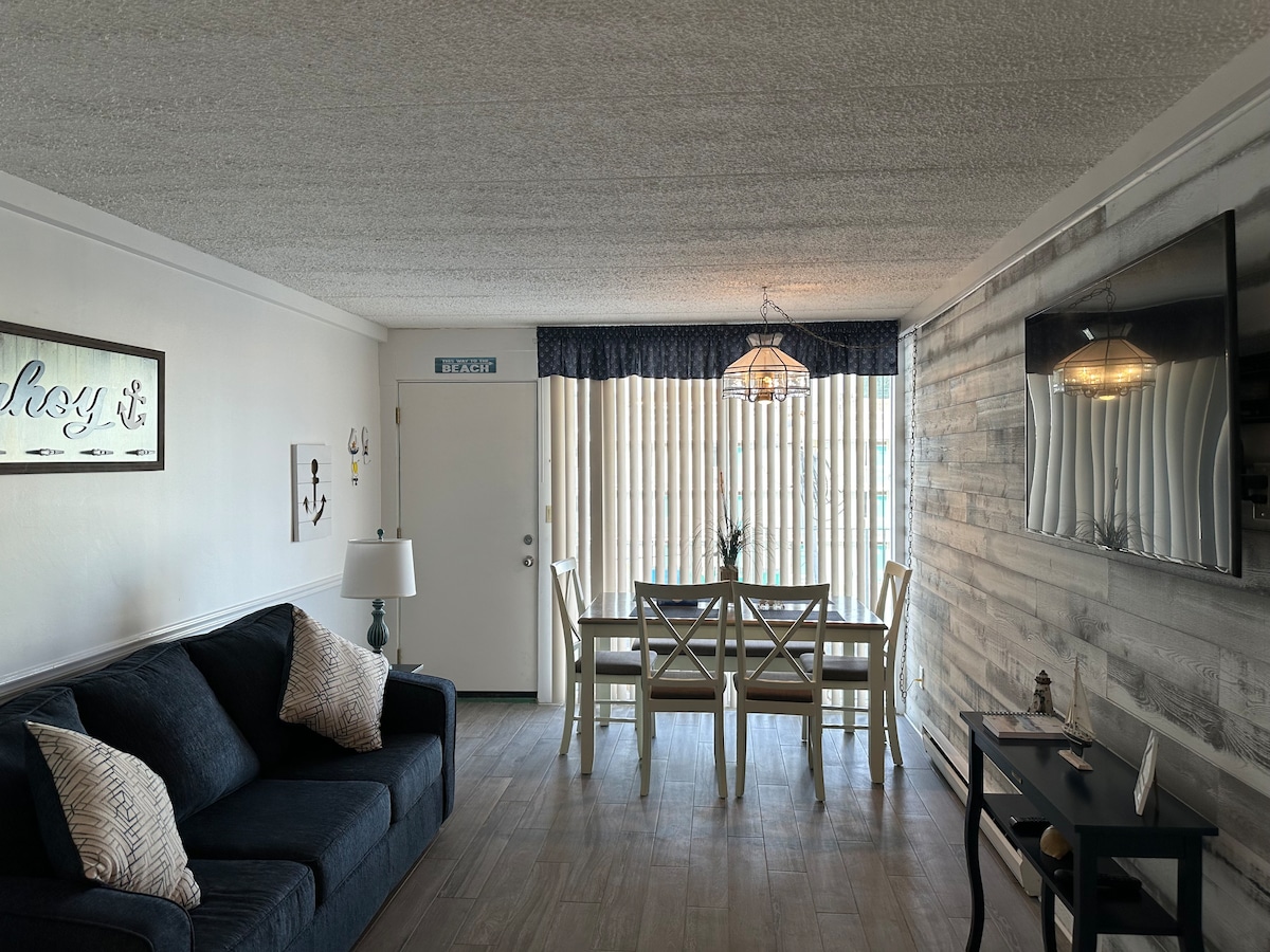 تشمل غرفة المعيشة:

مقاعد لـ 6 أشخاص على الطاولة 
أريكة بحجم كبير
طاولات تلفزيون ذكية
مع مصابيح شحن 