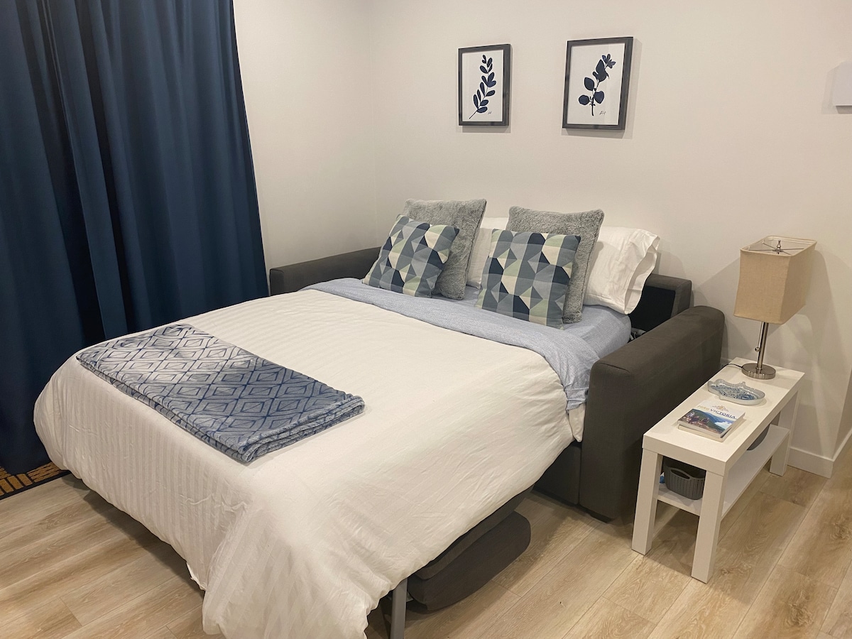 เตียงโซฟาแบบม้วนออกและทำขึ้น 