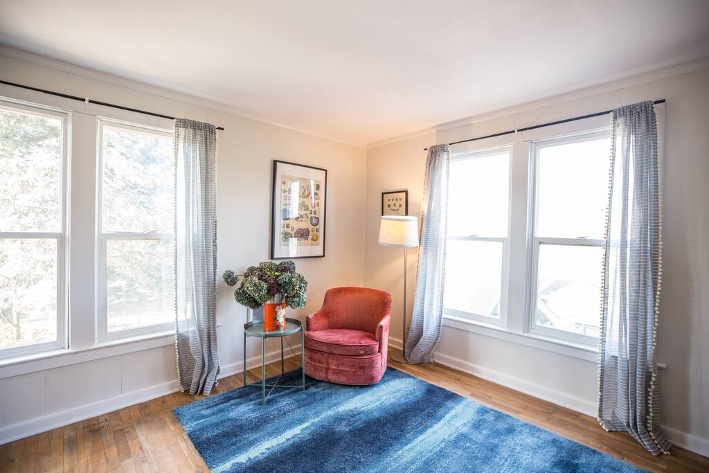 In this large room there is also an area for reading or relaxing.