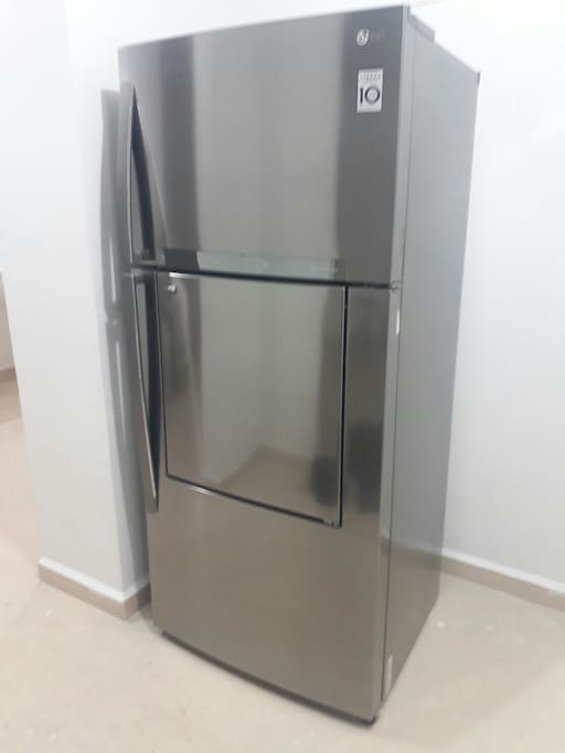 Refrigerador inteligente de 18 pies con puerta de acceso rápido.