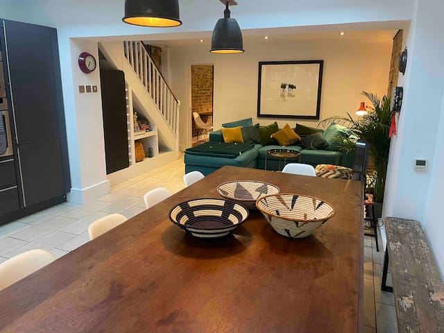 Charming Victorian house, sleeps 12 gallery image 3