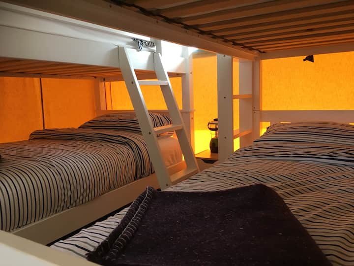 Das Etagenzimmer mit zwei starken Etagenbetten für Erwachsene - 4 Schlafplätze.