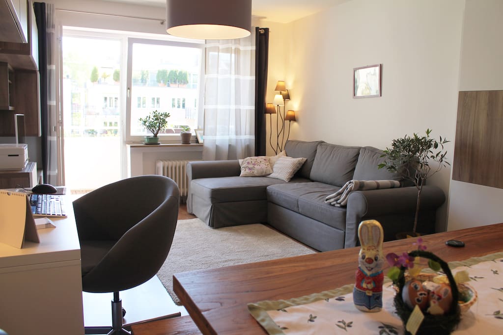 The large windows give a bright atmosphere all day long