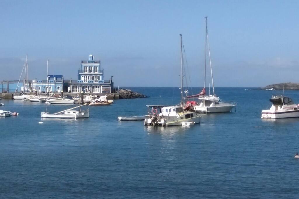 Набережная и marina del sur в 600 метрах от квартиры. Ровная местность. In the photo is a small port in Galetas, next to us, Marina del Sur, where all water sports: yachts, jet skis, catamarans for sea walks, diving, surfing, etc