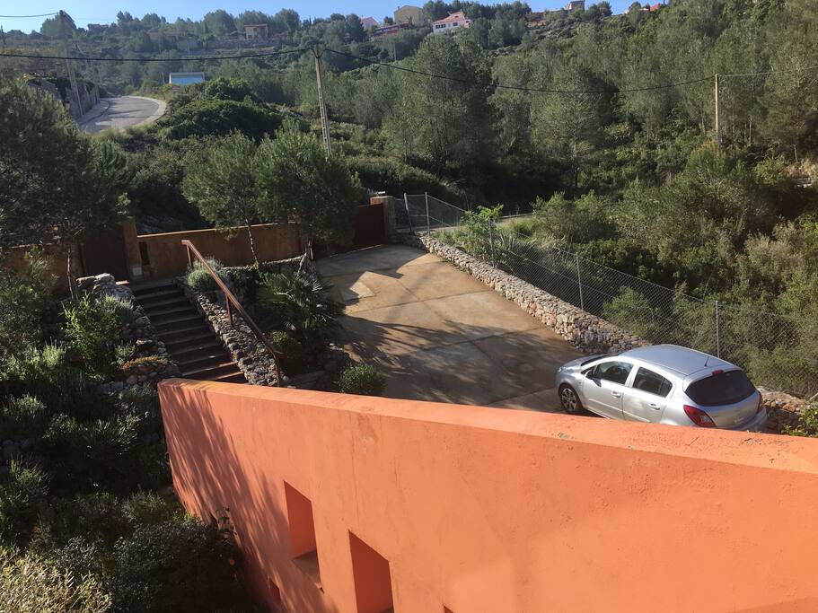 Acceso a la zona de aparcamiento al aire libre para dos coches