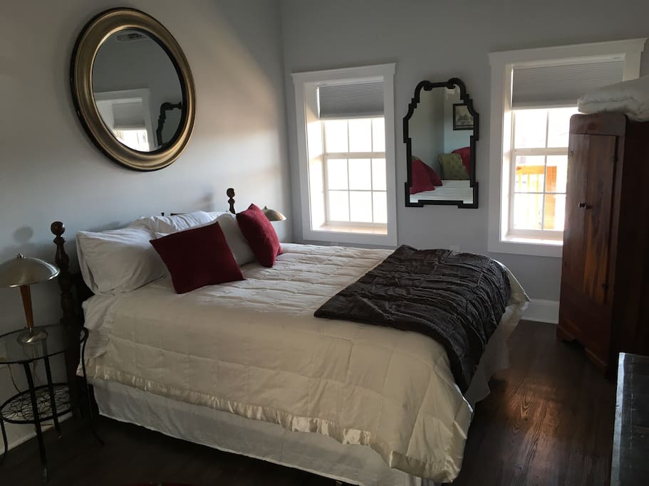 Featuring Serta i- comfort queen size bed!