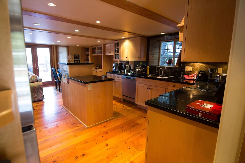 Full gourmet kitchen for cooking yummy meals (Weber bbq on deck)