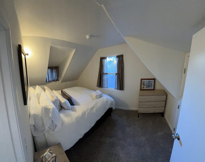 Საძინებელი ერთი შესანიშნავი კომფორტული ახალი მატრასით