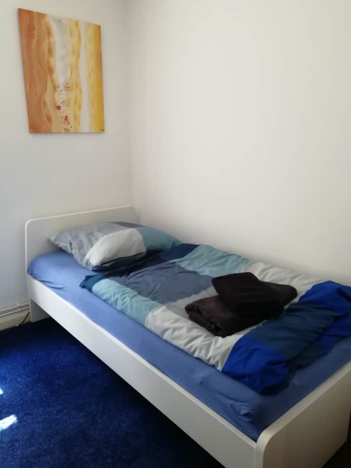 Posteľ v jednolôžkovej izbe