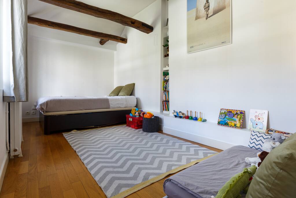 1st room - queen size bed