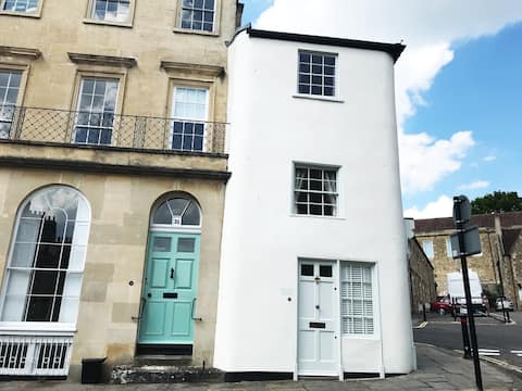 Central & Charming. One Bed Bijou Period Cottage.