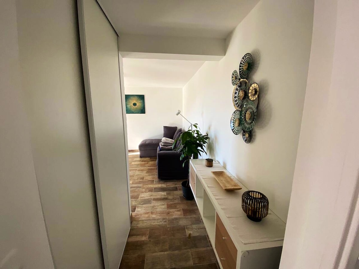 Top performing Airbnb: Village center apartment, sea view, private parking in La Croix Valmer