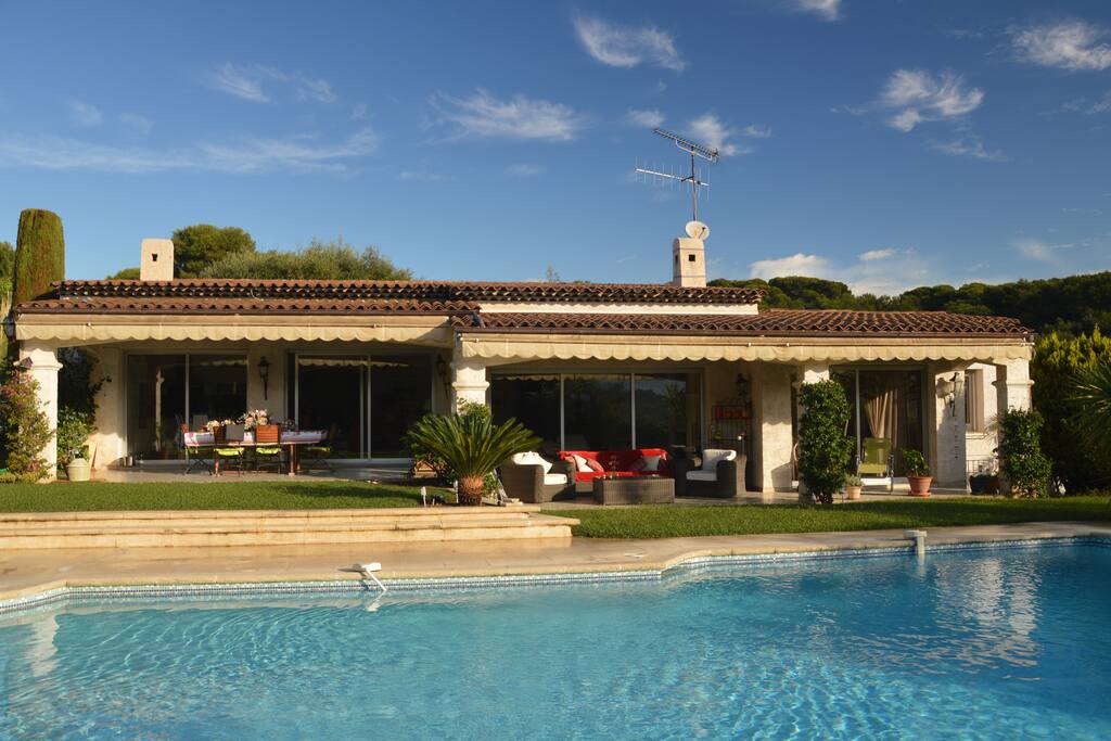 terrasses sur la totalite de la villa : espace repas ,detente ....